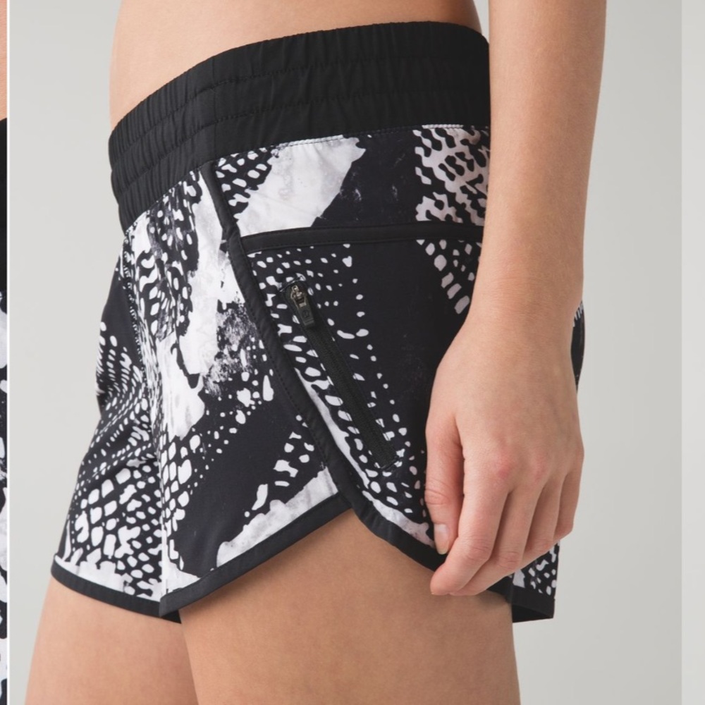 Tracker Short III *4-way Stretch in Static Mist White Black / Black